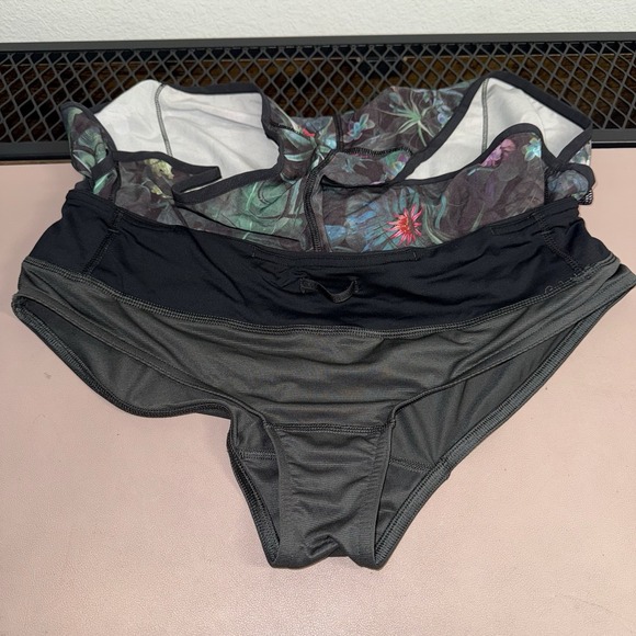 Lululemon Speed Short Curious Jungle Black Red Green Floral Size 2 Euc - Picture 8 of 12